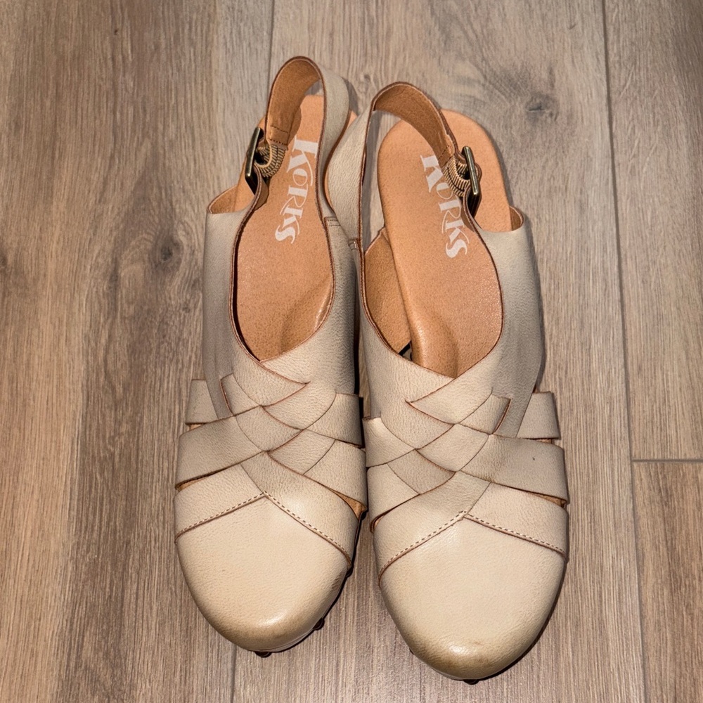 NWOT Korks Wynne Tan platform sandals, size 11M.